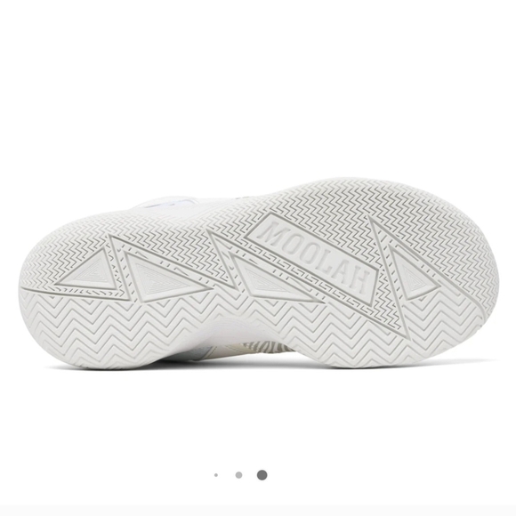 BNWOT Moolah Youth White Kid Basketball Shoes Mid Rise Size US 4.5 - Picture 7 of 10